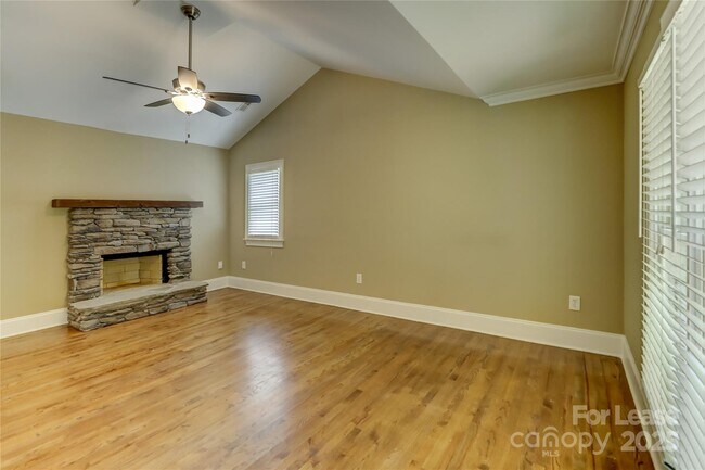 Building Photo - 448 N Summit Ave