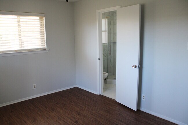 Building Photo - "Charming, Bedford home with Dual Living Spaces, Bonus Room, and a Spacious Backyard!"