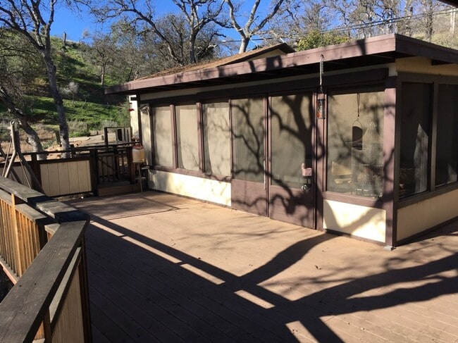 Building Photo - Spacious Clearlake Home