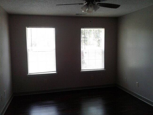 Building Photo - 211 Teakwood