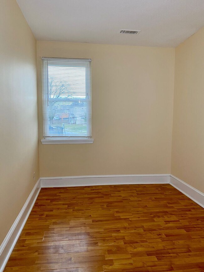 Building Photo - Charming 3 Bedroom/1.5 Bathroom Townhome in Parkville, MD!