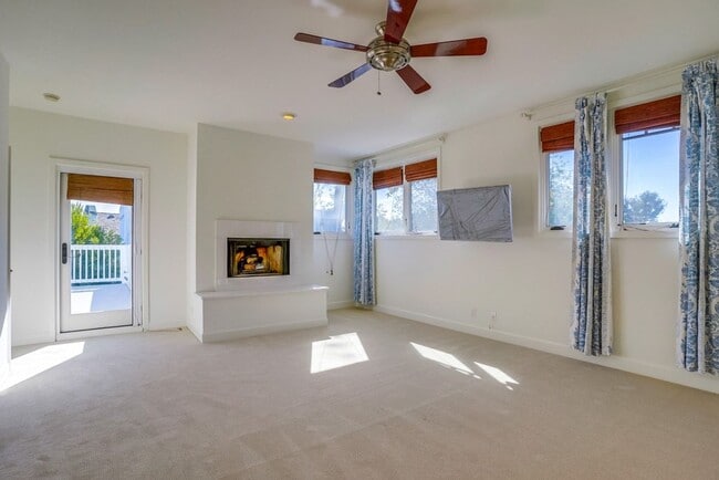 Building Photo - Beautiful 4 Bed/4 Bath Family Home w/pool Available Now!!