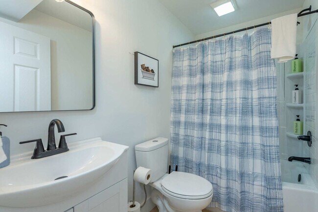 Building Photo - 41 Little Forest Dr