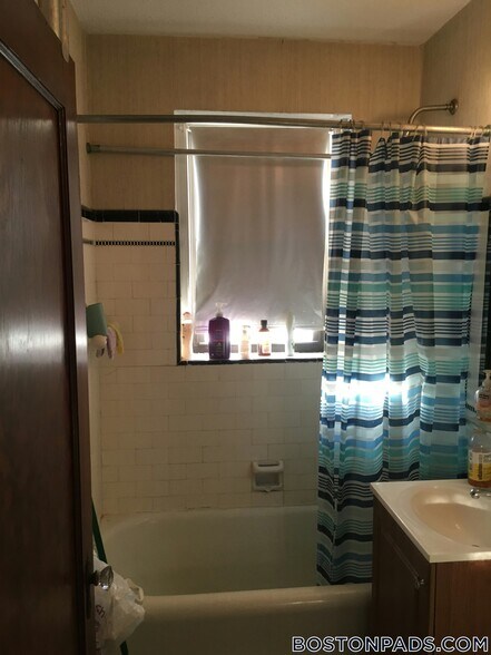 Building Photo - 349 Pleasant St