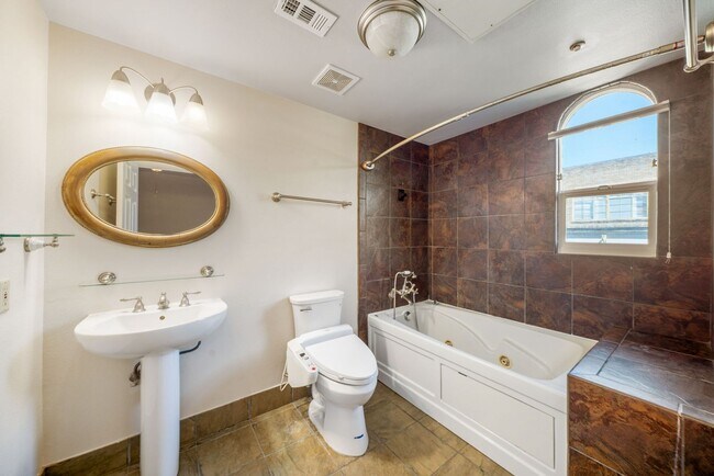 Building Photo - Downtown Luxury Condo with Rooftop Views -...