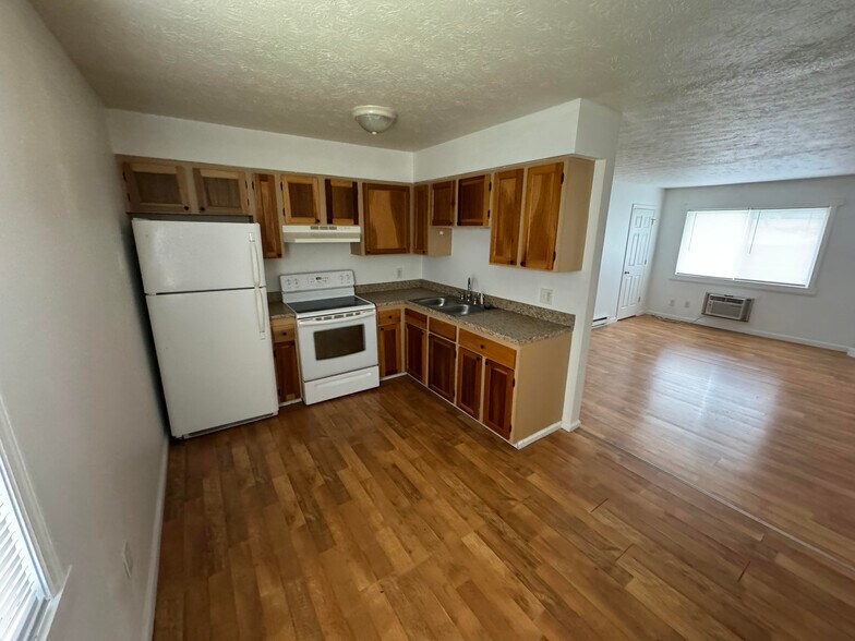 Building Photo - 1240 Hilltop Cir