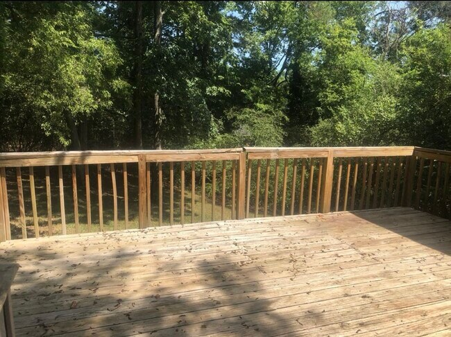 Building Photo - 501 Rosewell Ln