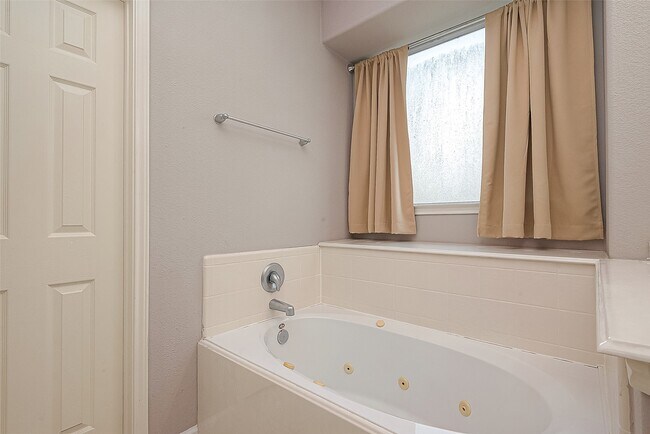 Building Photo - 5203 Heatherdawn Ct