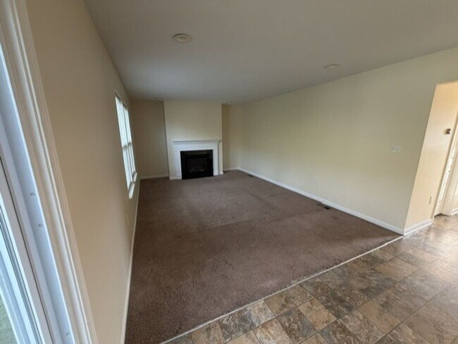 Building Photo - 422 Labrador Ln
