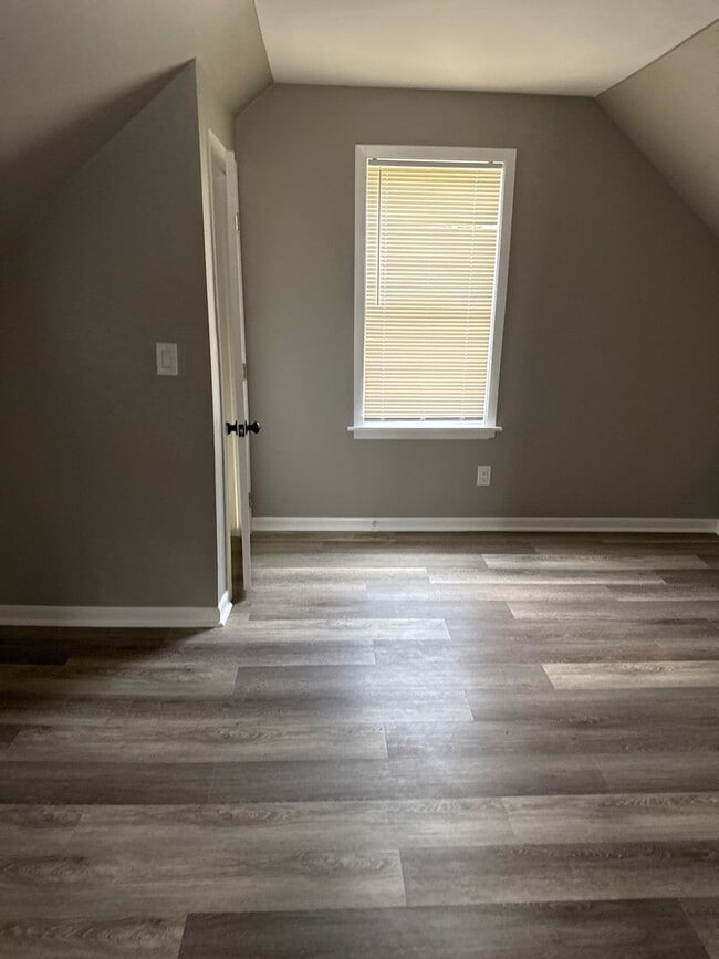 Building Photo - Cozy 2 Bedroom Gem