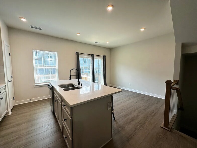 Building Photo - 5020 Springarn Ct