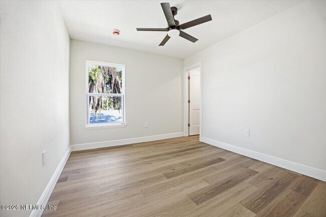 Building Photo - 206 W Fox St