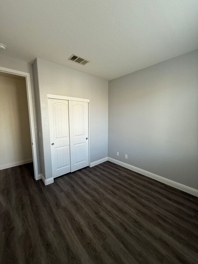 Building Photo - Corner Lot