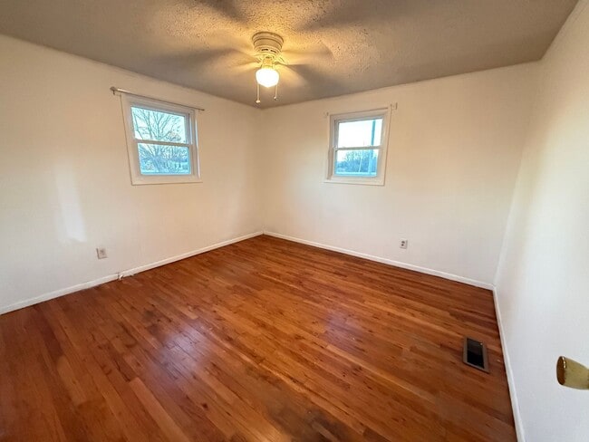 Building Photo - Home in Marion