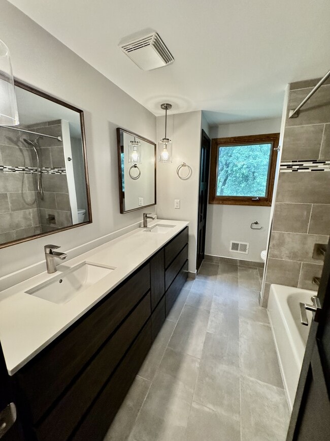 Building Photo - 5160 Orchard Crest