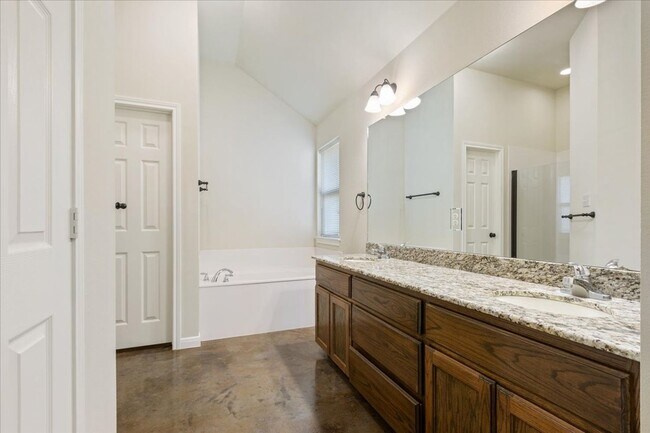 Building Photo - 3BR / 2BA Duplex in Hewitt, Texas | Midway ISD