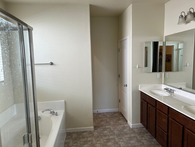 Building Photo - 1537 Sycamore Dr