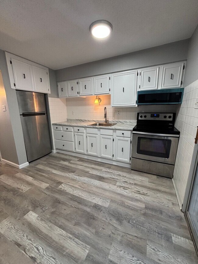 Building Photo - 4701 S Pointe Dr