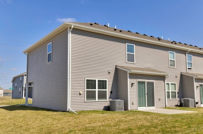 Building Photo - MODERN COMFORT!! 3 Bedroom, 3 Bathroom Townhome in Urbandale!