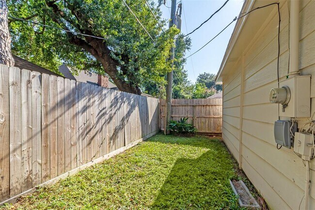 Building Photo - 8311 Mentmore Dr