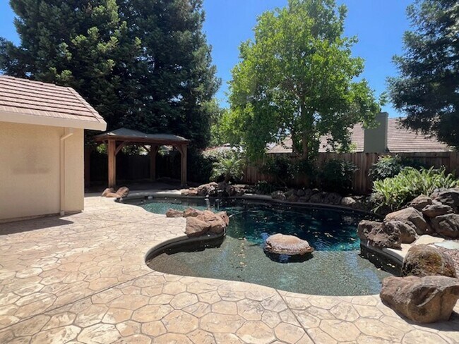 Building Photo - BEAUTIFUL HOME WITH POOL IN ROSEVILLE!