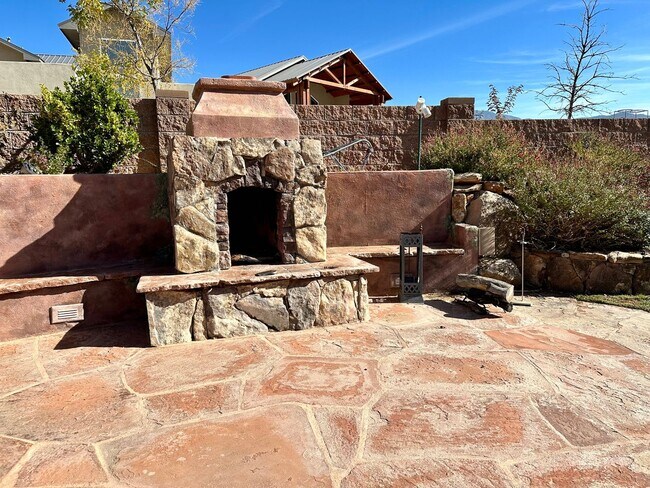 Building Photo - Move in Special Luxury 4 bedroom 4.5 bathr...