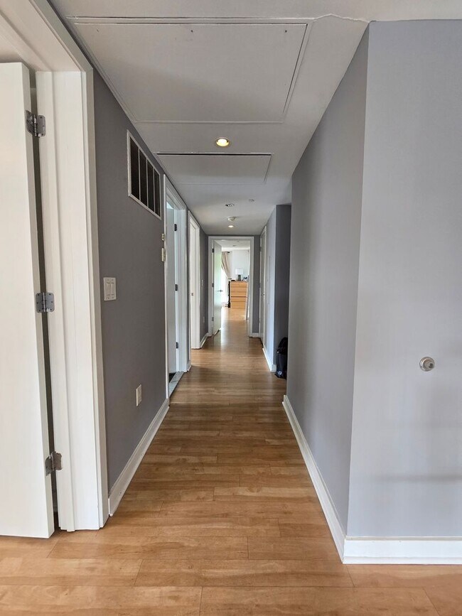 Building Photo - HUGE Stunning Bright 3 bed 2.5 bath loft i...