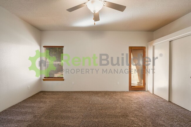 Building Photo - Model Perfect Living in Beautiful Loma Pinon
