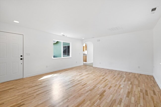 Building Photo - Beautiful 3-Bedroom, 3-Bath Home with a Huge Yard and Ample Parking