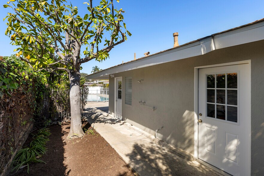 Building Photo - 1901 Altura Dr