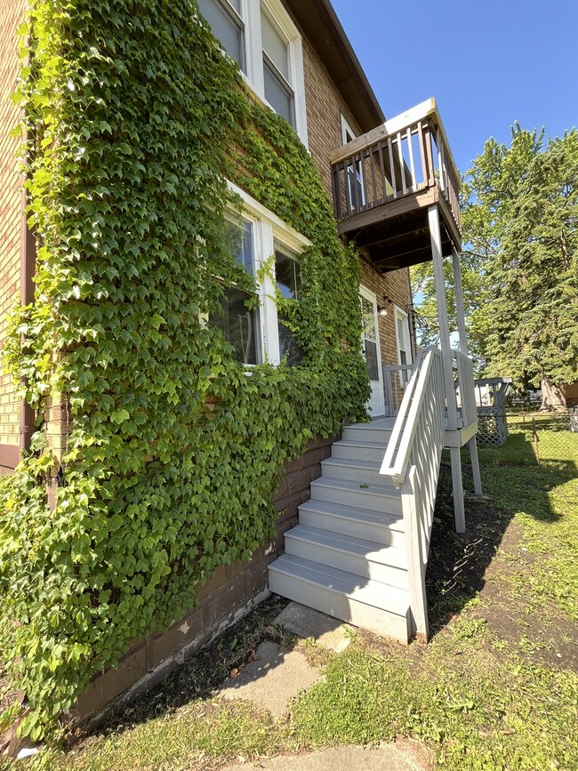 Building Photo - 170 Bondie St