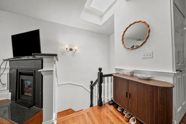 Building Photo - 293 W 2nd St