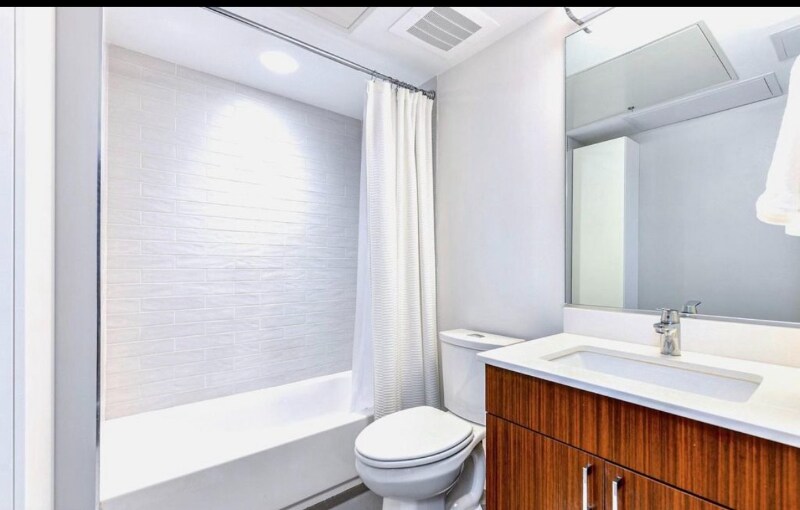 Building Photo - 1111 Orren St NE