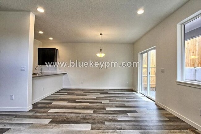 Building Photo - 3 Bed, 2.5 Bath Home in Ridgefield's McCormick Creek Subdivision