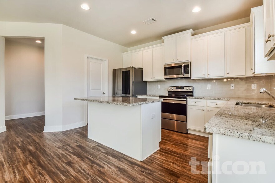 Building Photo - 4000 Bella View Ln