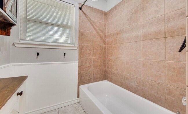 Building Photo - 411 Yorkshire Dr