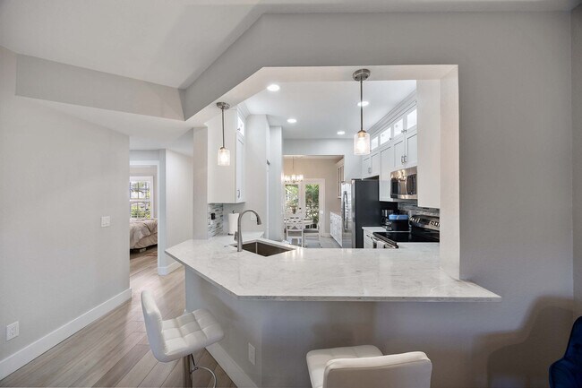 Building Photo - 886 Tanbark Dr