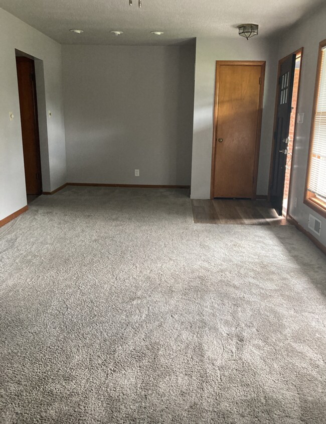 Building Photo - Spacious 3 bedroom 1.5 bathroom home