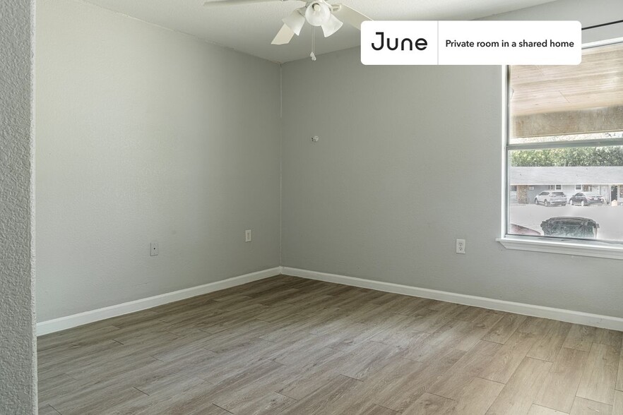 Building Photo - Private bedroom in 3 bed/2 bath Home