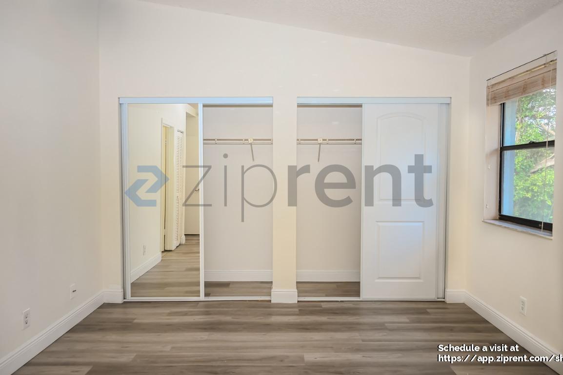 Building Photo - 9761 Riverside Dr