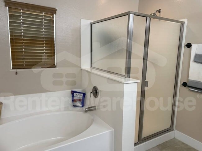 Building Photo - 2328 W Skinner Dr