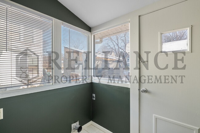 Building Photo - 410 S Estelle St