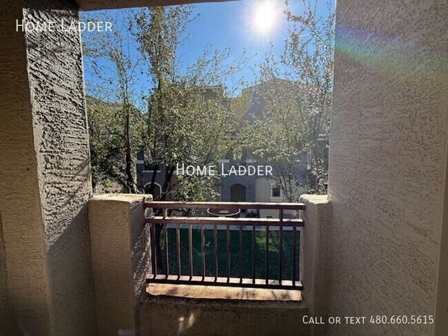 Building Photo - 2402 E 5th St