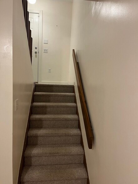 Building Photo - 565 Quaker Ln