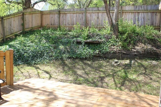 Building Photo - Charming Three Bedroom Townhome