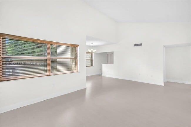 Building Photo - 685 W Park Dr