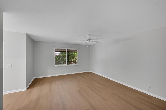 Building Photo - 1800 Primrose Ln
