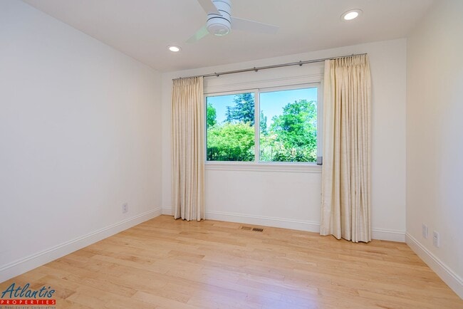 Building Photo - Stunning & Remodeled Home | Desirable Sara...
