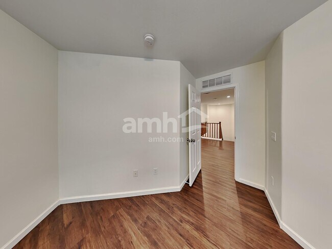 Building Photo - 119 S Beyerville Pl