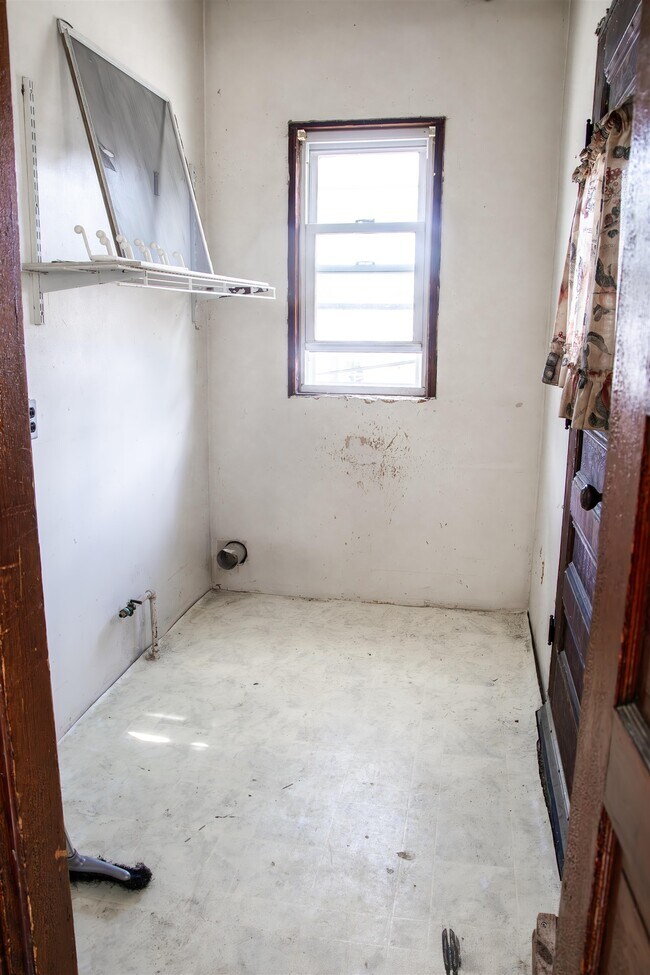 Building Photo - 139 Young St